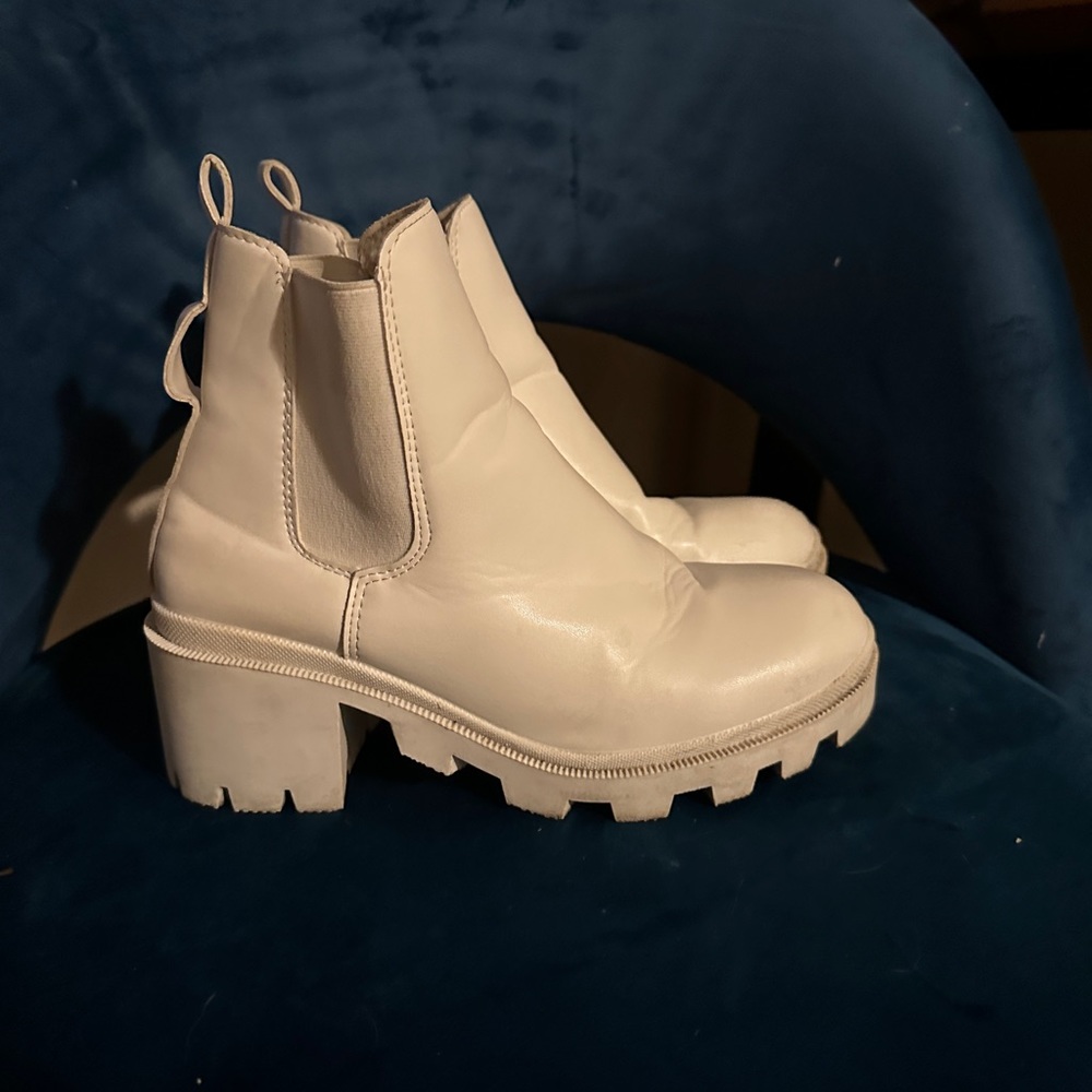 White chunky Chelsea boots | size 6.5